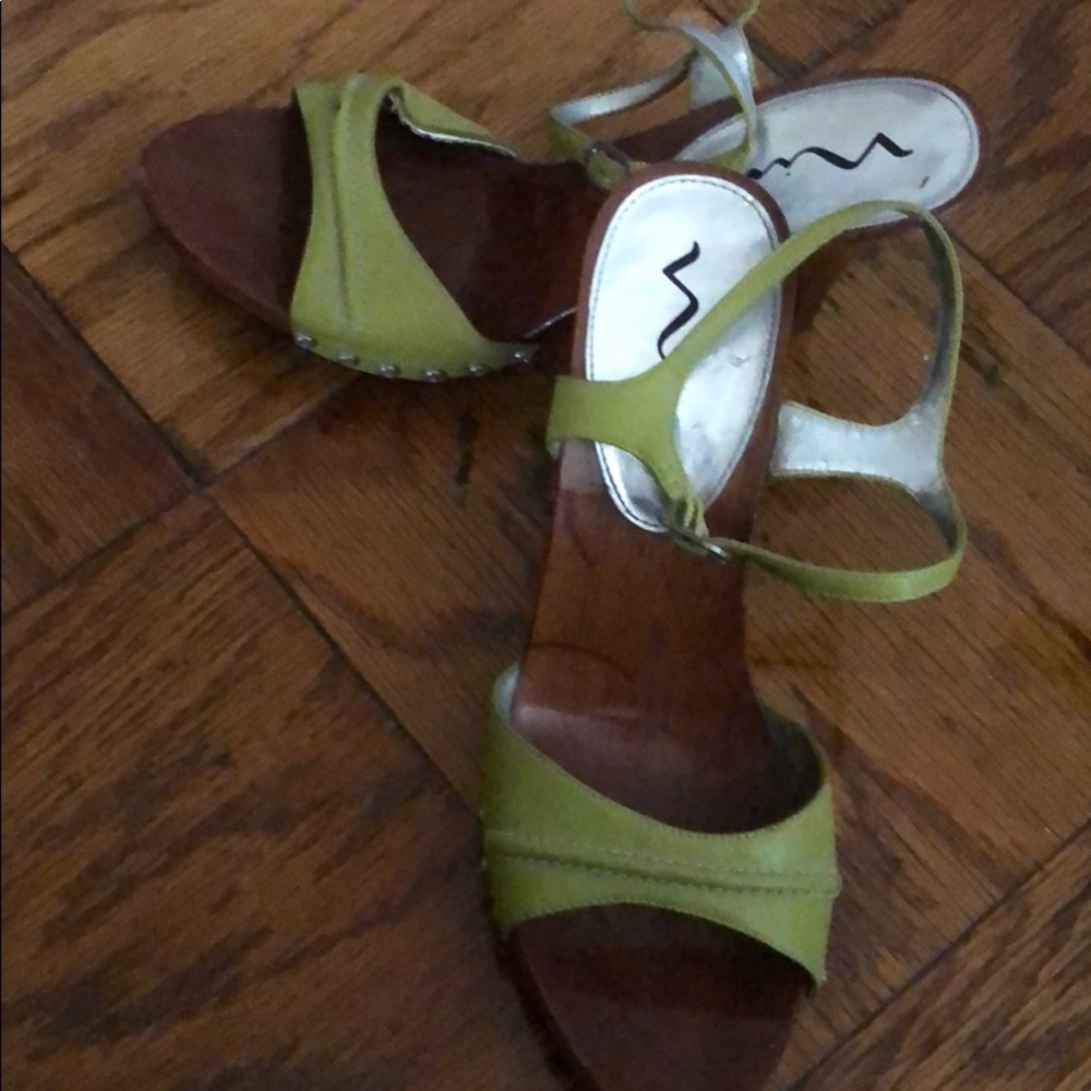 Heels - Picture 4 of 4